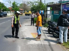 Piket Lantas Polsek Rogojampi saat lakukan olah TKP lakalantas tabrak samping di Jalan Raya Lemahbangkulon, Kecamatan Singojuruh, Banyuwangi, Sabtu (11/07/2026) (foto: Blok-a.com/Kuryanto).