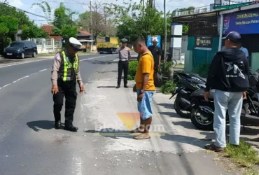 Piket Lantas Polsek Rogojampi saat lakukan olah TKP lakalantas tabrak samping di Jalan Raya Lemahbangkulon, Kecamatan Singojuruh, Banyuwangi, Sabtu (11/07/2026) (foto: Blok-a.com/Kuryanto).
