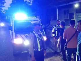 Piket lantas Polresta Banyuwangi saat lakukan olah TKP, lakalantas antara dua sepeda motor yang terjadi di Jalan Raya Nasional Banyuwangi – Jember, tepat di Simpang 3 Mantren, Desa/Kecamatan Kabat, Kamis malam (16/07/2026) (foto: dok Satlantas Polresta Banyuwangi)