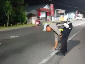 Piket Lantas saat lakukan olah TKP insiden Lakalantas beruntun di Jalan Raya Banyuwangi – Srono, Kecamatan Rogojampi, hingga satu pengendara motor tewas di tempat, Minggu (19/07/2026) (foto: dok Satlantas Polresta Banyuwangi)