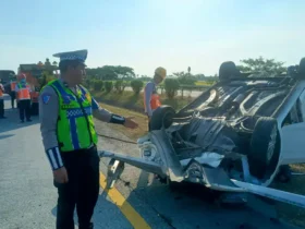 Polisi sedang olah TKP Honda Brio yang mengalami kecelakaan di ruas tol JoMo (foto: Dokumen PJR 3 Polda Jatim)