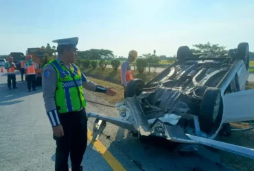 Polisi sedang olah TKP Honda Brio yang mengalami kecelakaan di ruas tol JoMo (foto: Dokumen PJR 3 Polda Jatim)