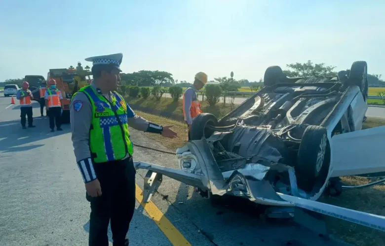 Polisi sedang olah TKP Honda Brio yang mengalami kecelakaan di ruas tol JoMo (foto: Dokumen PJR 3 Polda Jatim)