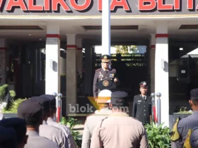 Polres Blitar Kota menggelar upacara peringatan Hari Ulang Tahun (HUT) Bhayangkara ke-80 di halaman Pemerintah Kota Blitar (foto: Blok-a.com/Fajar)