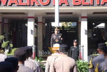 Polres Blitar Kota menggelar upacara peringatan Hari Ulang Tahun (HUT) Bhayangkara ke-80 di halaman Pemerintah Kota Blitar (foto: Blok-a.com/Fajar)