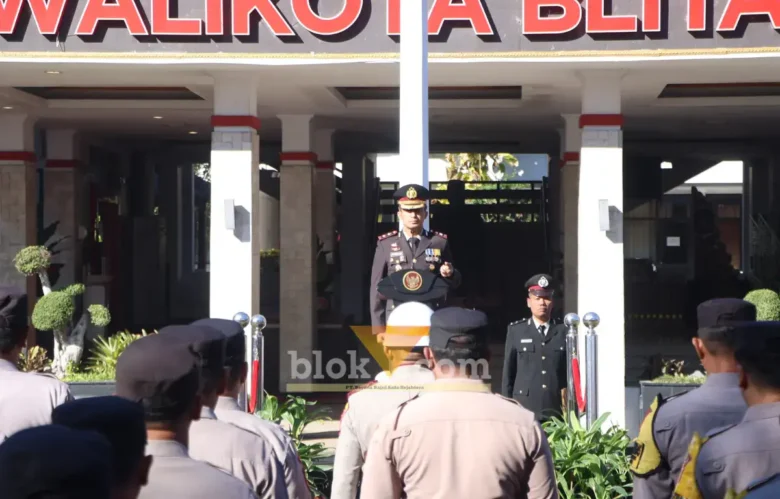 Polres Blitar Kota menggelar upacara peringatan Hari Ulang Tahun (HUT) Bhayangkara ke-80 di halaman Pemerintah Kota Blitar (foto: Blok-a.com/Fajar)