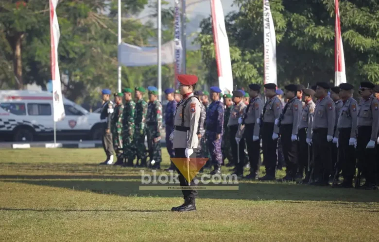 Polres Blitar menggelar Upacara Peringatan Hari Bhayangkara ke-80 di Alun-Alun Kanigoro (foto: Blok-a.com/Fajar)