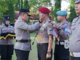 Prosesi upacara kenaikan pangkat personel Polres Jombang dipimpin Kapolres AKBP Ardi Kurniawan (foto: Blok-a.com/Syahrul Wijaya)