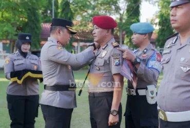 Prosesi upacara kenaikan pangkat personel Polres Jombang dipimpin Kapolres AKBP Ardi Kurniawan (foto: Blok-a.com/Syahrul Wijaya)