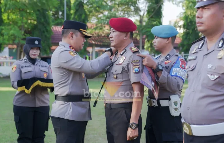 Prosesi upacara kenaikan pangkat personel Polres Jombang dipimpin Kapolres AKBP Ardi Kurniawan (foto: Blok-a.com/Syahrul Wijaya)