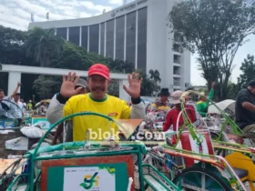 Kebahagiaan tampak terpancar dari wajah Pujo, seorang abang becak yang biasa mangkal di kawasan Jalan Raden Santri, Kota Gresik yang mendapat santunan dari Petrokimia Gresik (foto: Blok-a.com/Ivan)