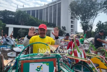 Kebahagiaan tampak terpancar dari wajah Pujo, seorang abang becak yang biasa mangkal di kawasan Jalan Raden Santri, Kota Gresik yang mendapat santunan dari Petrokimia Gresik (foto: Blok-a.com/Ivan)