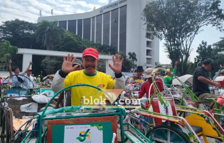 Kebahagiaan tampak terpancar dari wajah Pujo, seorang abang becak yang biasa mangkal di kawasan Jalan Raden Santri, Kota Gresik yang mendapat santunan dari Petrokimia Gresik (foto: Blok-a.com/Ivan)