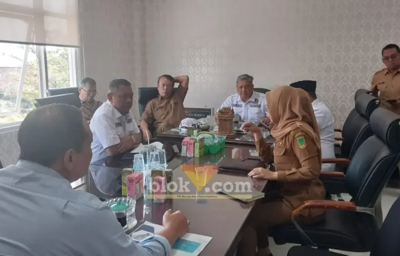 Rapat dengar pendapat komisi II DPRD kota Mojokerto bersama dinas PUPR dan Bapperida (foto: Blok-a.com/Syahrul Wijaya)