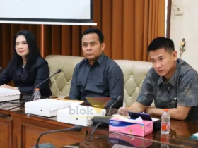 Rapat kerja pembahasan KUA-PPAS APBD 2027, Ketua Komisi IV DPRD Banyuwangi, Patemo (tengah) didampingi Wakil Ketua, Yuliawan Bambang Sukiyanto beserta Sekretaris, Ratih, Selasa (14/07/2026) (foto: Blok-a.com/Kuryanto)