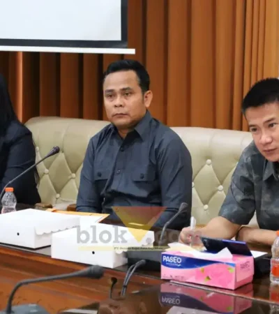 Rapat kerja pembahasan KUA-PPAS APBD 2027, Ketua Komisi IV DPRD Banyuwangi, Patemo (tengah) didampingi Wakil Ketua, Yuliawan Bambang Sukiyanto beserta Sekretaris, Ratih, Selasa (14/07/2026) (foto: Blok-a.com/Kuryanto)