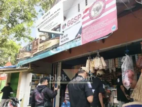 Razia peredaran cukai palsu dan rokok ilegal gabungan Satpol-PP di salah satu toko di wilayah Kota Mojokerto (foto: Blok-a.com/Syahrul Wijaya)