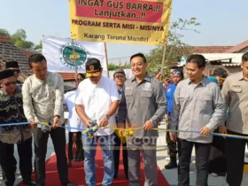 Sekda Kabupaten Mojokerto, Teguh Gunarko saat potong pita peresmian jembatan Dusun Bolorejo, Desa Mojojajar, Kecamatan Kemlagi, Kabupaten Mojokerto (foto: Blok-a.com/Syahrul Wijaya)