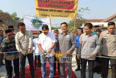 Sekda Kabupaten Mojokerto, Teguh Gunarko saat potong pita peresmian jembatan Dusun Bolorejo, Desa Mojojajar, Kecamatan Kemlagi, Kabupaten Mojokerto (foto: Blok-a.com/Syahrul Wijaya)