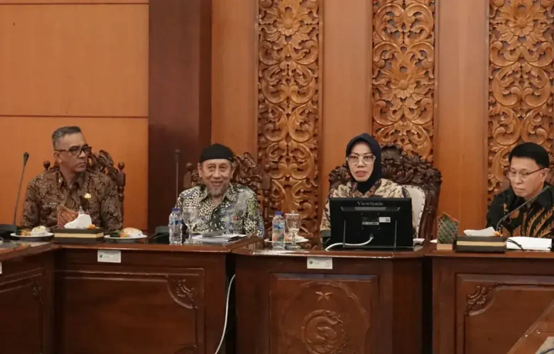 Sekda Sidoarjo, Fenny Apridawati saat menerima Direktur LSWare Inc, Kim Mansun, perusahan cyber security asal Korea Selatan (foto: istimewa)