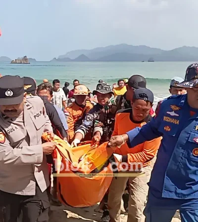 Tim SAR Gabungan dari Kantor SAR Banyuwangi, BPBD, Polsek Pesanggaran, Koramil, Lifeguard Pantai Pulau Merah, saat mengevakuasi jenazah Jakfar Sodik, Jum'at (17/07/2026) (foto: Blok-a.com/Kuryanto)