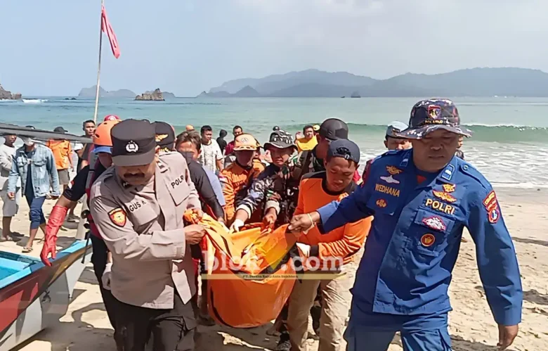 Tim SAR Gabungan dari Kantor SAR Banyuwangi, BPBD, Polsek Pesanggaran, Koramil, Lifeguard Pantai Pulau Merah, saat mengevakuasi jenazah Jakfar Sodik, Jum'at (17/07/2026) (foto: Blok-a.com/Kuryanto)