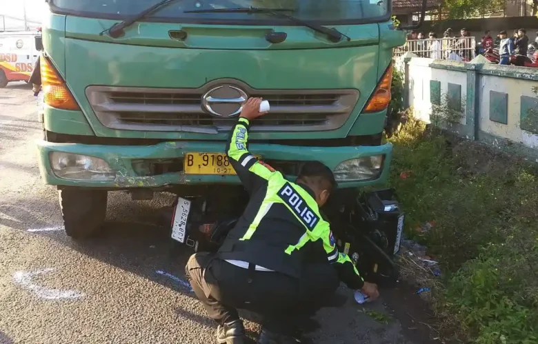 Petugas kepolisian sedang olah TKP dan evakuasi motor korban tertabrak truk boks (foto: Dokumen Satlantas Polres Jombang)