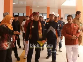 Wabup Banyuwangi Mujiono, saat meninjau pembangunan Sekolah Rakyat di Banyuwangi yang prosesnya sudah mencapai 88 persen (foto: Blok-a.com/Kuryanto)