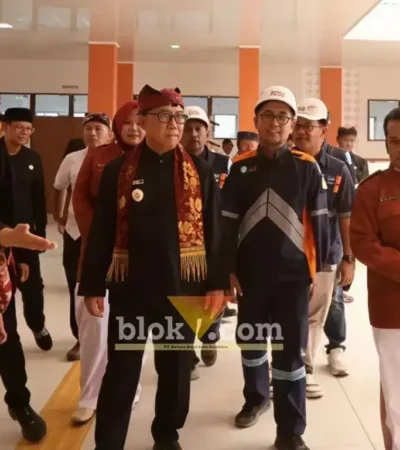 Wabup Banyuwangi Mujiono, saat meninjau pembangunan Sekolah Rakyat di Banyuwangi yang prosesnya sudah mencapai 88 persen (foto: Blok-a.com/Kuryanto)