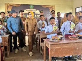 Wakil Bupati Sidoarjo Mimik Idayana saat mendatangi SD Negeri Kupang 3 dan SD Negeri Kupang 4, Kecamatan Jabon, Sidoarjo (foto: istimewa)