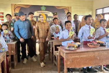 Wakil Bupati Sidoarjo Mimik Idayana saat mendatangi SD Negeri Kupang 3 dan SD Negeri Kupang 4, Kecamatan Jabon, Sidoarjo (foto: istimewa)