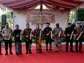 Wali Kota Blitar, H. Syauqul Muhibbin yang akrab disapa Mas Ibin secara resmi membuka Bazar Blitar Djadoel 2026 di kawasan Alun‑Alun Kota Blitar (foto: Blok-a.com/Fajar)