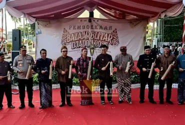 Wali Kota Blitar, H. Syauqul Muhibbin yang akrab disapa Mas Ibin secara resmi membuka Bazar Blitar Djadoel 2026 di kawasan Alun‑Alun Kota Blitar (foto: Blok-a.com/Fajar)