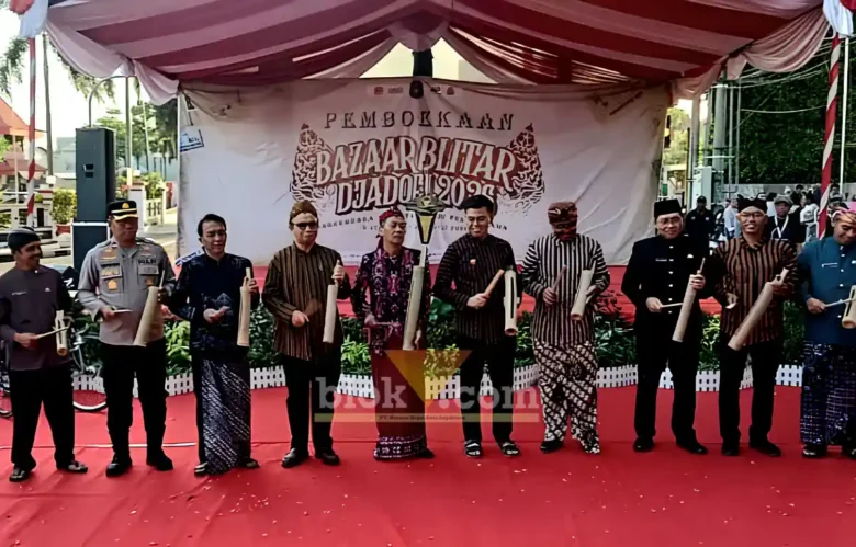Wali Kota Blitar, H. Syauqul Muhibbin yang akrab disapa Mas Ibin secara resmi membuka Bazar Blitar Djadoel 2026 di kawasan Alun‑Alun Kota Blitar (foto: Blok-a.com/Fajar)