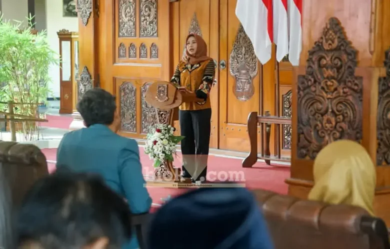 Wali kota Mojokerto Ika Puspita Sari saat memberikan sambutan dalam kegiatan Monev uji coba terbatas program Perlinsos (foto: Blok-a.com/Syahrul Wijaya)