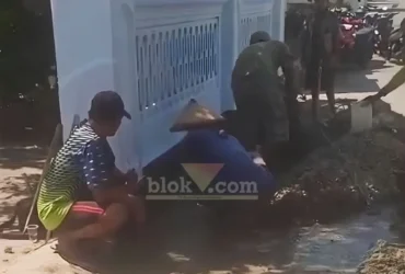 Warga desa pojok kawedanan bergotong-royong melakukan pemasangan paralon di saluran pembuangan (foto: Blok-a.com/Nanda Bagoes)