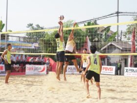 Teks: Tim bola voli pantai ketika bertanding memperebutkan piala Kapolres Mojokerto Kota Cup I.(blok-a.com/Syahrul Wijaya)