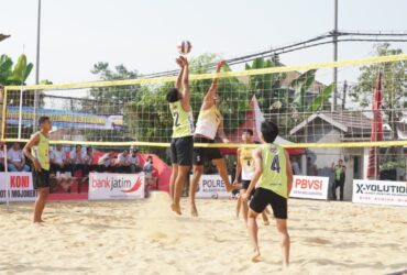 Teks: Tim bola voli pantai ketika bertanding memperebutkan piala Kapolres Mojokerto Kota Cup I.(blok-a.com/Syahrul Wijaya)