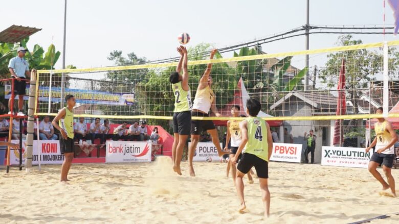 Teks: Tim bola voli pantai ketika bertanding memperebutkan piala Kapolres Mojokerto Kota Cup I.(blok-a.com/Syahrul Wijaya)