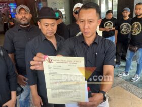 Tim Hukum Yakuza Maneges laporkan Icha Cellow dan Mala Agatha atas video pelesetan lagu “Gapapa” ke Polresta Malang Kota, Senin (13/7/2026). (blok-a.com / M Berril Labiq)