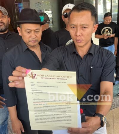 Tim Hukum Yakuza Maneges laporkan Icha Cellow dan Mala Agatha atas video pelesetan lagu “Gapapa” ke Polresta Malang Kota, Senin (13/7/2026). (blok-a.com / M Berril Labiq)