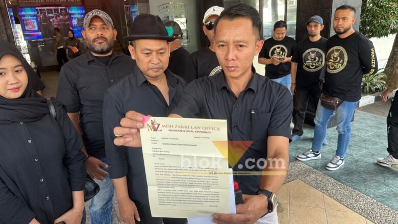 Tim Hukum Yakuza Maneges laporkan Icha Cellow dan Mala Agatha atas video pelesetan lagu “Gapapa” ke Polresta Malang Kota, Senin (13/7/2026). (blok-a.com / M Berril Labiq)