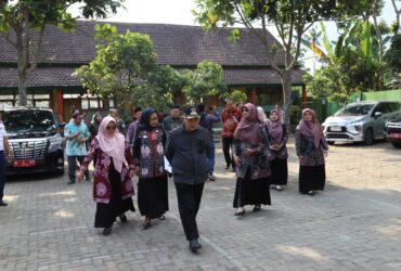 Bupati Malang, HM Sanusi saat meninjau SDN Pakisjajar 2 (prokopim)