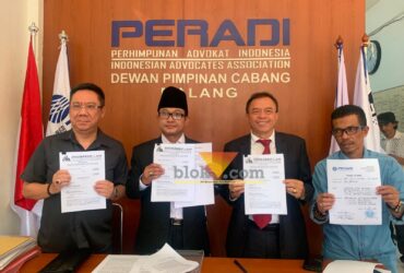 Abdul Aziz bersama Tim Penasehat Hukum, Gunadi Handoko, Kayat Hariyanto dan Yulius Radix Wicaksono saat menunjukkan bukti banding awak media (blok-a.com / Yogga Ardiawan)