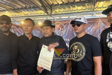 Tim Hukum Yakuza Maneges saat menunjukkan surat permohonan resmi pencekalan aktivitas Icha Cellow dan Mala Agatha yang dilayangkan ke Polda Jatim. (blok-a.com / M Berril Labiq)