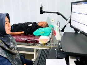 dr. Anisah Khoiriah, Sp.N, saat sedang melakukan tindakan EEG (Foto: dok Humas RSUD Genteng untuk blok-a.com)