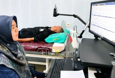 dr. Anisah Khoiriah, Sp.N, saat sedang melakukan tindakan EEG (Foto: dok Humas RSUD Genteng untuk blok-a.com)