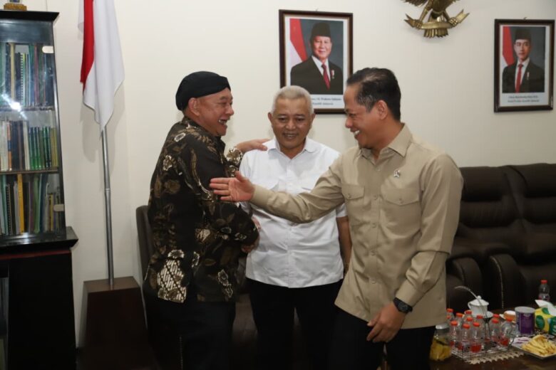 Bupati Malang, HM Sanusi saat mendampingi Wakil Menteri Koordinator (Wamenko) Bidang Pangan, Hanif Faisol Nurofiq yang melakukan kunjungan kerja ke Koperasi SAE (KOP SAE) Pujon (Prokopim)