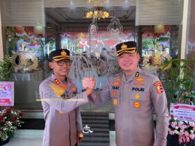 Kapolres Malang, AKBP Rulian Syauri (kiri) bersama AKBP Muhammad Taat Resdi saat sertijab pada Rabu (29/7/2026). (blok-a.com / Yogga Ardiawan)