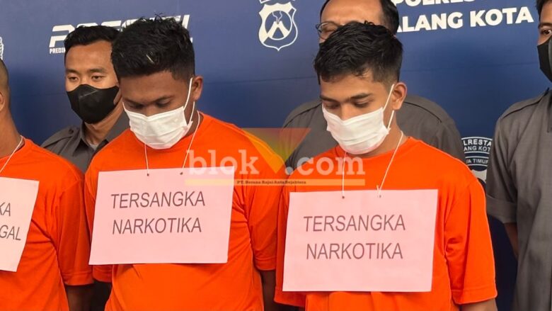 Tersangka MS dan MR dihadirkan dalam konferensi pers di Polresta Malang Kota. (blok-a.com / M Berril Labiq)